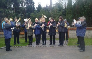 Volkstrauertag spielt der Musikverein Rhena am Ehrenmal