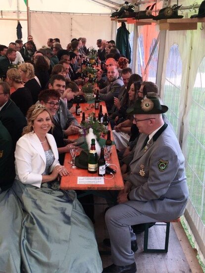 Hier sehen Sie den Tisch aus Bömighausen auf dem Schützenfest in Neerdar