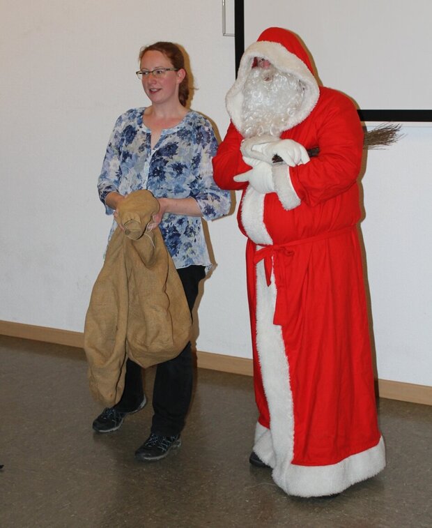 Hier sehen Sie den Nikolaus beim verteilen der Geschenke